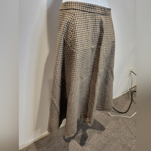 Vintage I. Magnin size s wool brown/black houndstooth pattern skirt. Small flaw - Picture 2 of 7